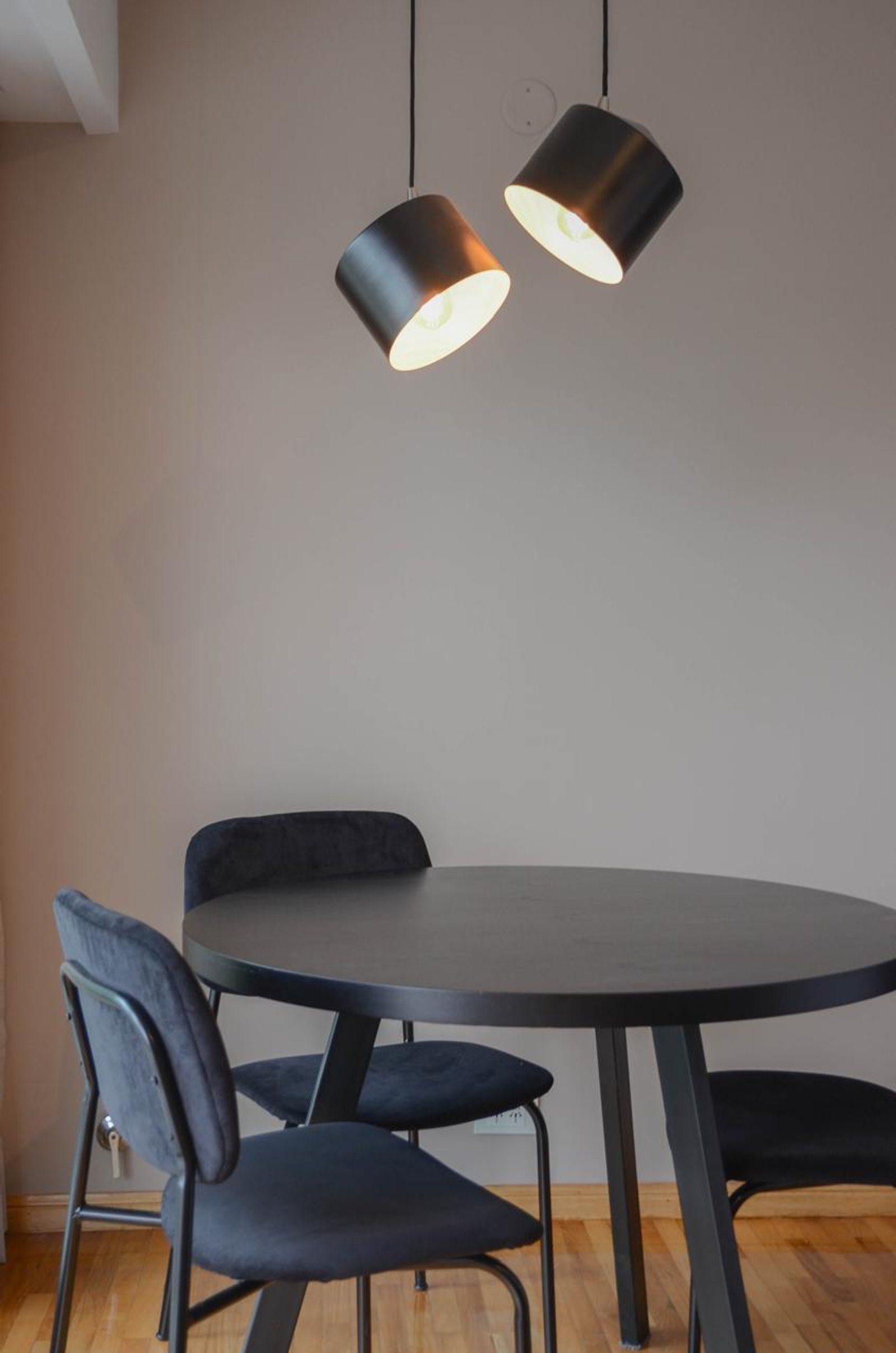Comedor moderno con mesa redonda y sillas oscuras — proyecto Cordoba, por Eniraestudio, en Buenos Aires